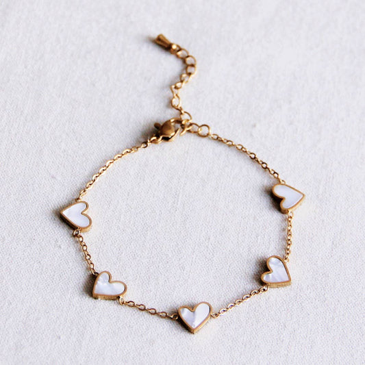 Fijne armband met hartjes - parelmoer